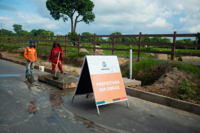 Prefeitura de Parintins avança na urbanização da estrada do Macurani com execução de meio-fio