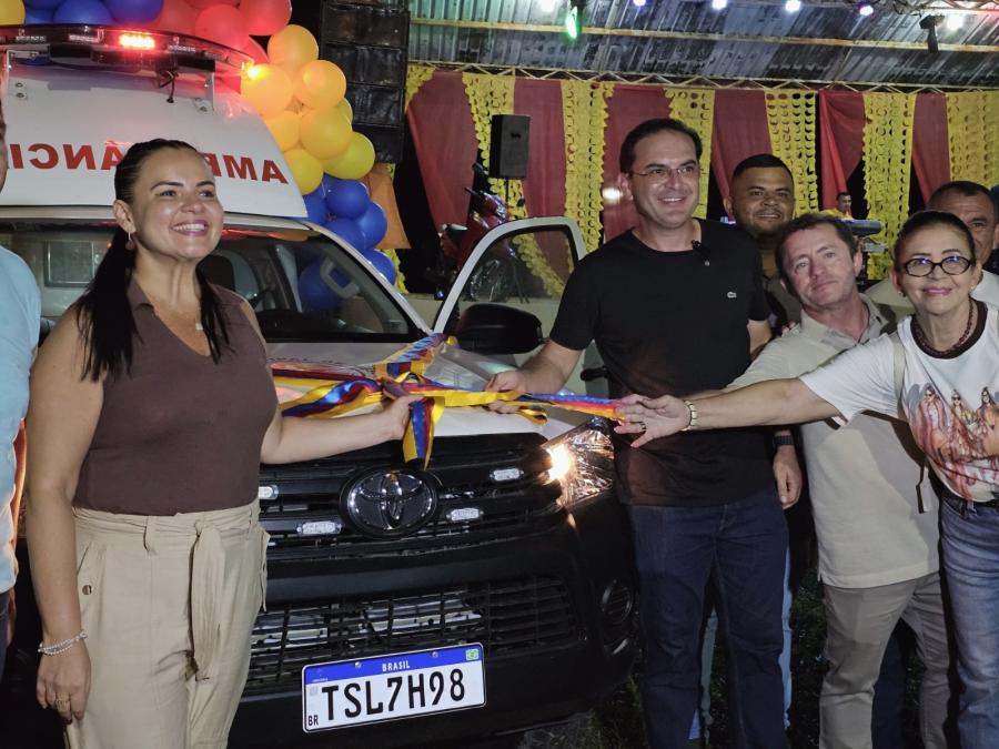Mateus Assayag e Vanessa Gonçalves entregam ambulancha e ambulância no Caburi