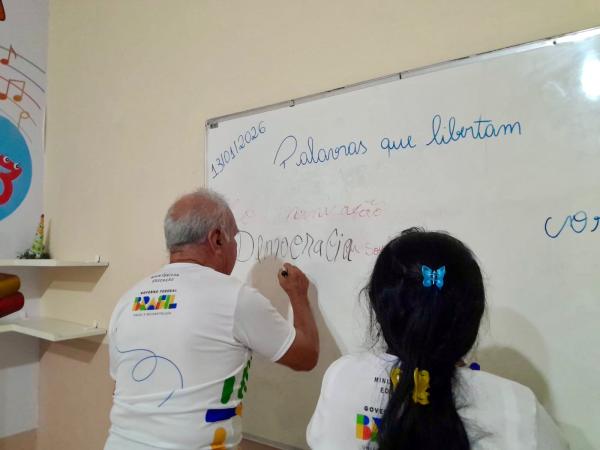 Parintins retoma Programa Brasil Alfabetizado para jovens, adultos e idosos