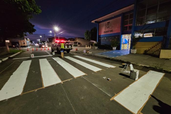 Prefeitura de Parintins inicia pintura de faixas de pedestres em frente às escolas do município