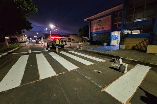 Prefeitura de Parintins inicia pintura de faixas de pedestres em frente às escolas do município