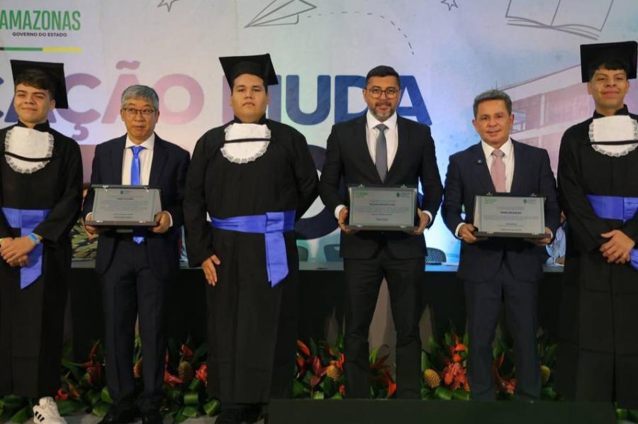 Wilson Lima e Tadeu de Souza participam juntos de formatura de alunos