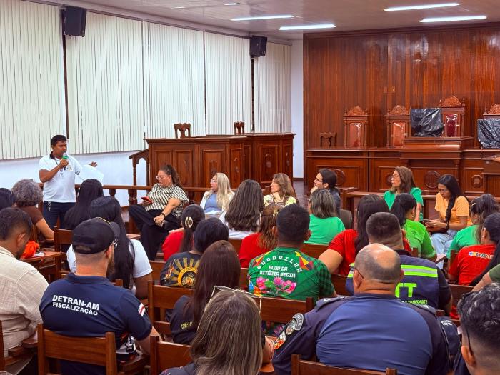 Márcia Baranda reforça compromisso com a proteção de crianças e adolescentes em audiência pública em Parintins