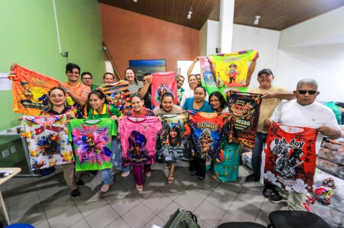 Prefeitura de Parintins entrega abadás e camisas e fortalece blocos do Carnailha 2026