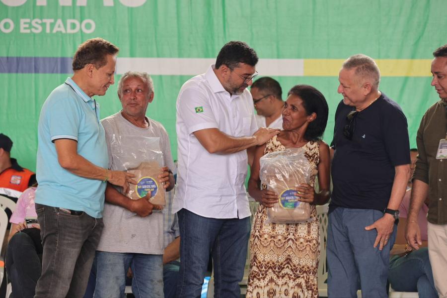 Wilson Lima entrega implementos, insumos e documentos rurais em Boca do Acre e Pauini