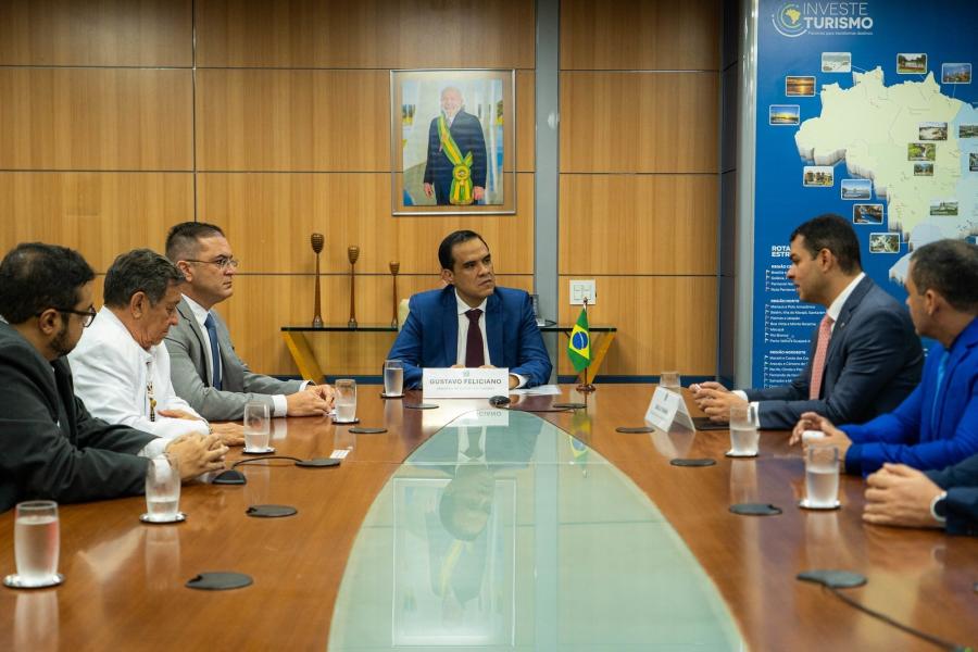 Mateus Assayag apresenta calendário turístico de Parintins ao ministro do Turismo