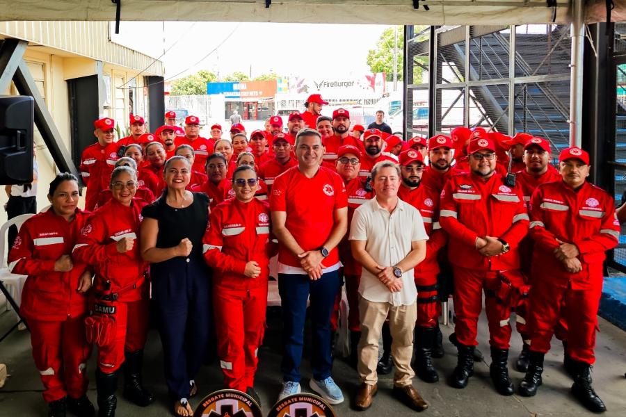 Mateus Assayag e Vanessa Gonçalves fortalecem o Resgate Municipal com entrega de fardamento