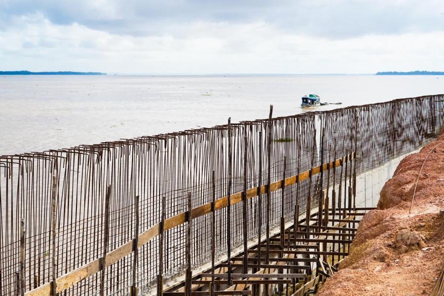 Prefeitura de Parintins avança com obra de muro de arrimo para conter barrancamento na orla