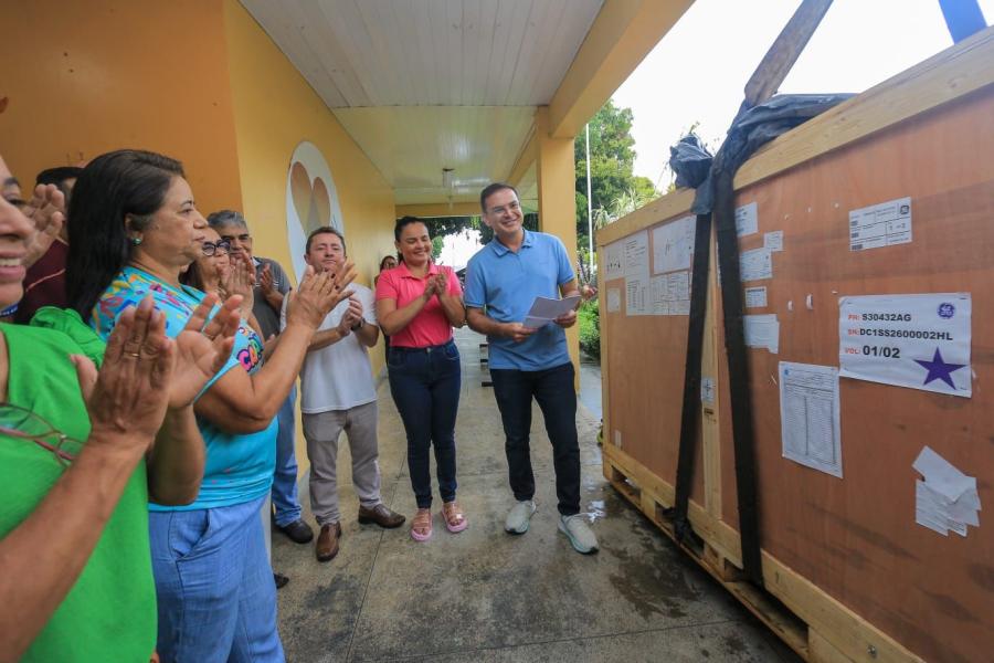 Mateus Assayag e Vanessa Gonçalves acompanham entrega de novo mamógrafo em Parintins