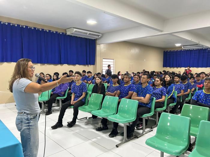 Escolas estaduais de Parintins recebem campanha de prevenção à gravidez na adolescência