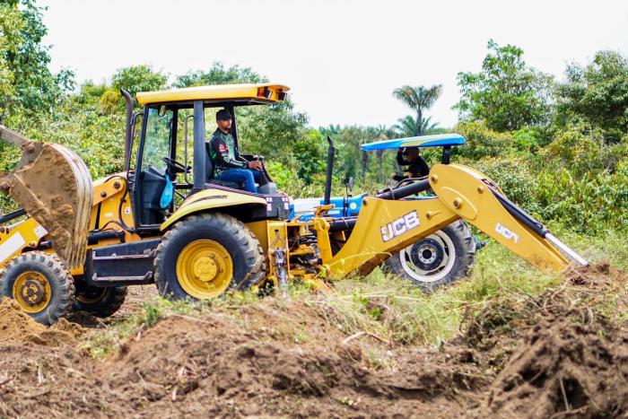 Prefeitura de Parintins qualifica mais de 100 alunos em curso de operadores de máquinas pesadas