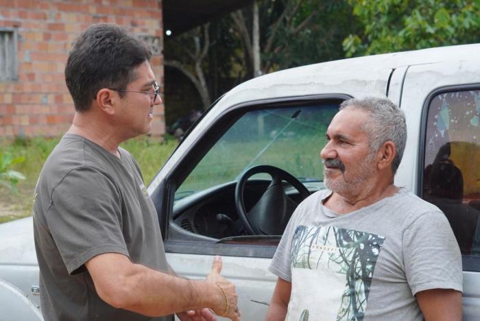 Jander Lobato enfrenta estradas de lama e visita comunidades no Ramal do Brasileirinho