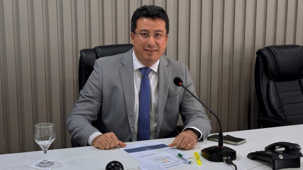 Fábio Cardoso cobra reforma de escola na zona rural de Parintins