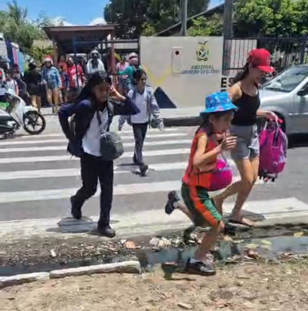 Márcia Baranda pede guardas de trânsito em frente à Escola Waldemar Pedrosa