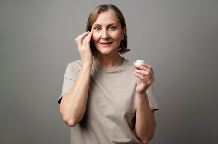 Menopausa muda corpo e aparência: veja como cuidar da pele, cabelo e unhas nessa fase