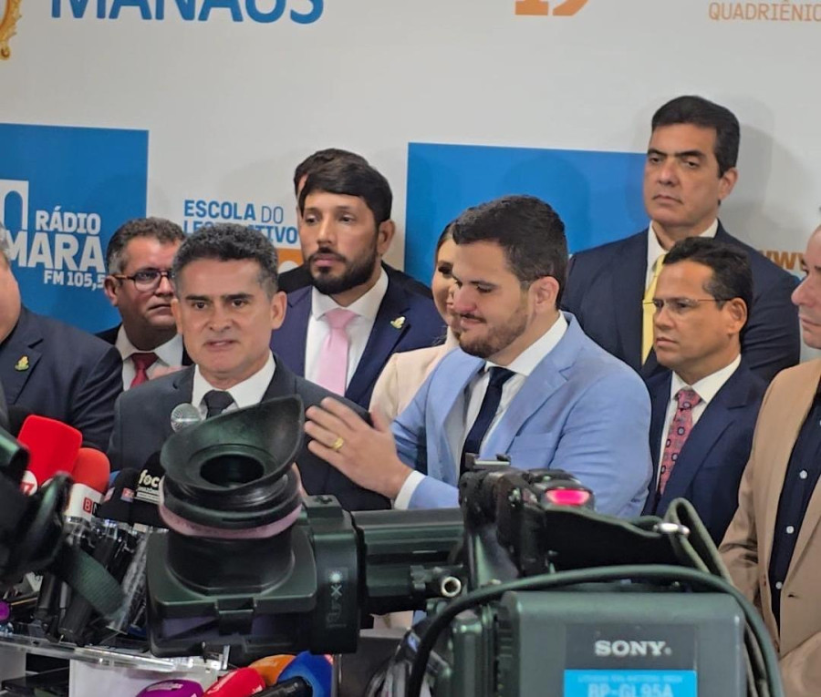 VÍDEO: David Almeida renuncia e diz que será 'conselheiro e guardião' de Renato Júnior