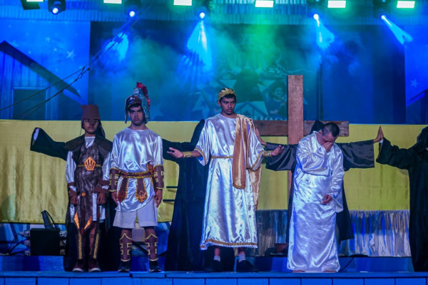 Espetáculo da Paixão de Cristo com alunos da Pestalozzi emociona público no Caprichoso