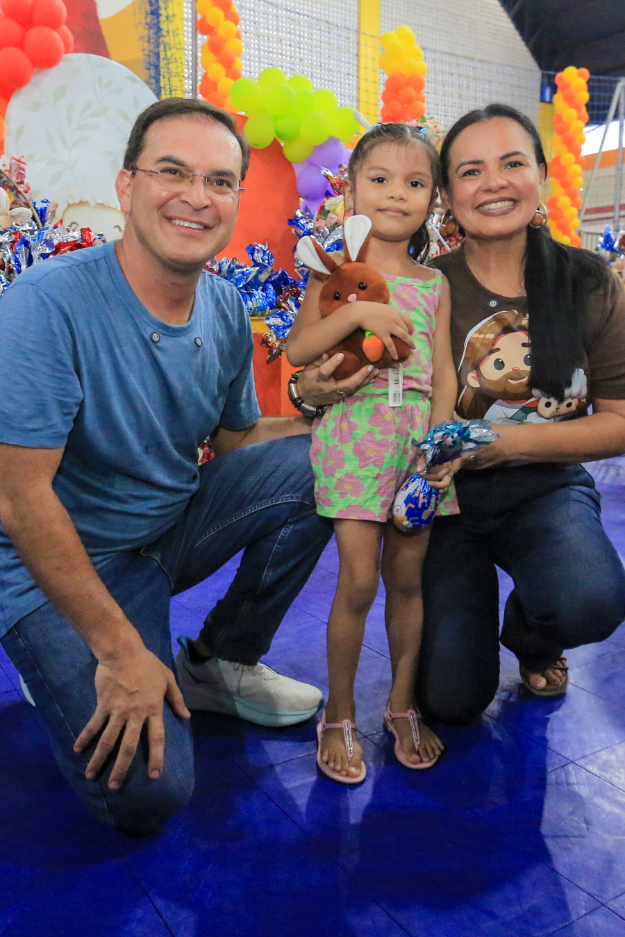 Mateus e Vanessa distribuem mais de 7 mil ovos de chocolate em Parintins