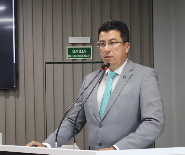 Fábio Cardoso propõe educação financeira e empreendedorismo nas escolas de Parintins