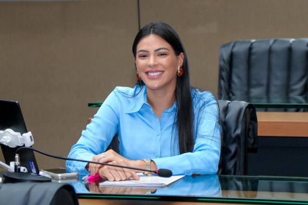 Projeto de Mayra Dias é aprovado na Aleam e prevê capacitação psicossocial para agentes de segurança