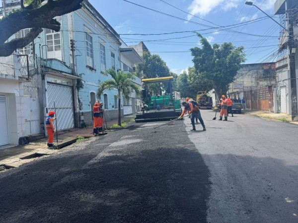 Prefeitura intensifica obras no Centro de Manaus com aplicação de 280 toneladas de asfalto