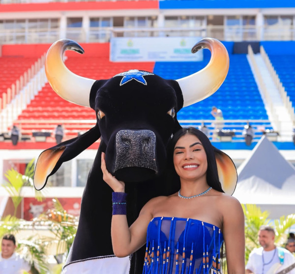 Ex-BB Marciele Albuquerque chega com festa em Parintins