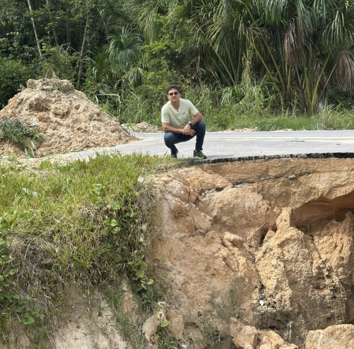 Jander Lobato aciona Prefeitura após cratera comprometer via na zona Leste de Manaus
