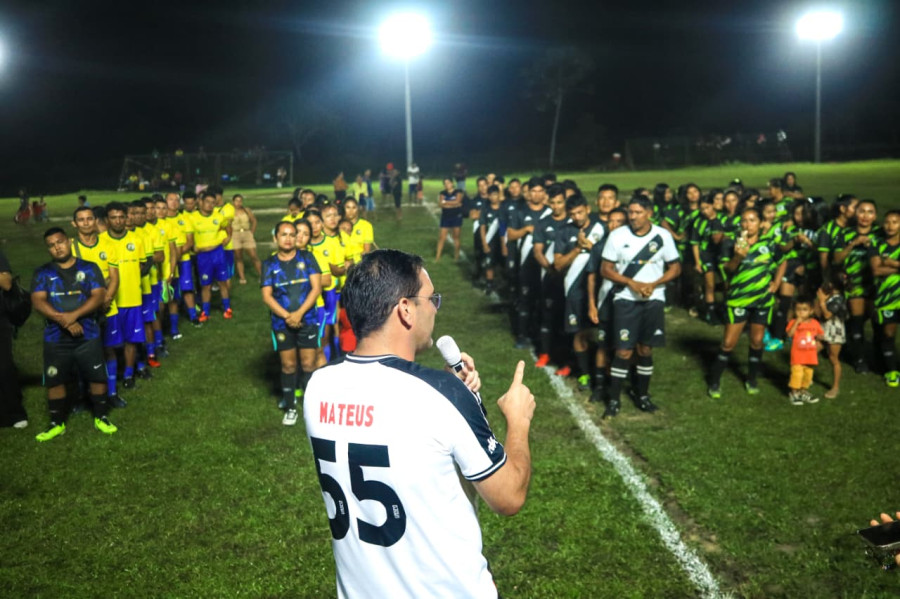 Mateus Assayag entrega campo iluminado em comunidade indígena de Parintins