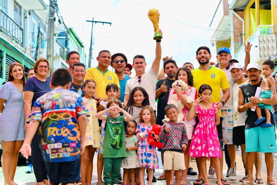 David Almeida percorre ruas da Copa e destaca cultura popular como identidade de Manaus