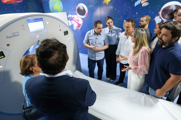 Atendimento infantil avança e Roberto Cidade inaugura tomógrafo em hospital da Zona Oeste