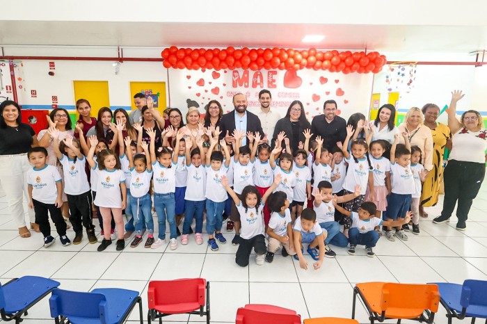 Prefeitura de Manaus inicia entrega de 390 mil fardamentos e 600 mesas de inox para escolas municipais