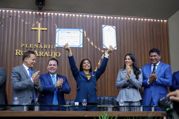 Marciele Albuquerque recebe Medalha Ruy Araújo e Título de Cidadã do Amazonas na Aleam