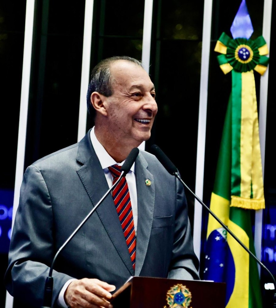 Omar Aziz defende piso salarial para trabalhadores da educação no Senado