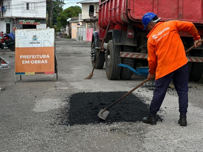 Prefeitura intensifica recuperação asfáltica e avança com serviços em ruas de Parintins
