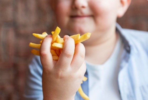 Obesidade infantil avança no Brasil e já afeta um terço de crianças e adolescentes