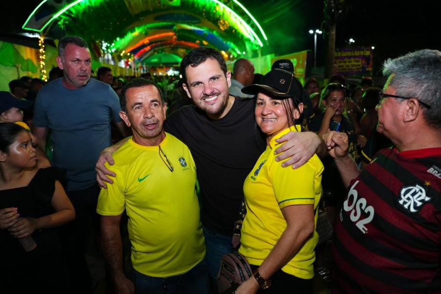 Renato Junior inaugura Rua da Copa criada por garis e atração ganha destaque em Manaus