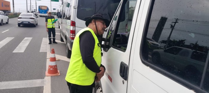 Operação contra transporte irregular autua veículos na zona Oeste de Manaus