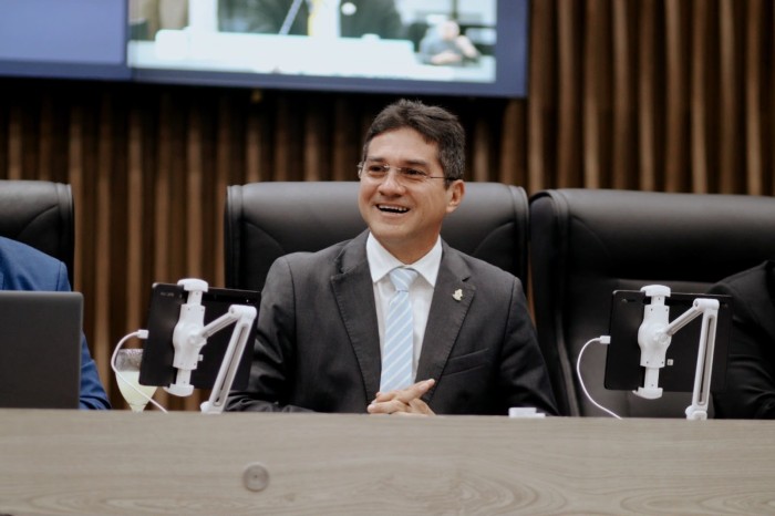 Jander Lobato propõe afastamento remunerado para servidores cursarem mestrado e doutorado
