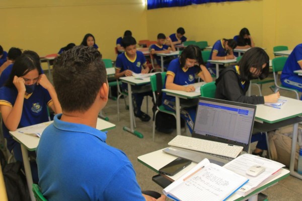 Prefeitura de Parintins abre seleção para 49 vagas na educação com salário de R$ 5,1 mil