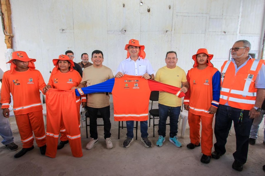 Mateus Assayag entrega mais de 300 uniformes e EPIs para equipes da limpeza em Parintins