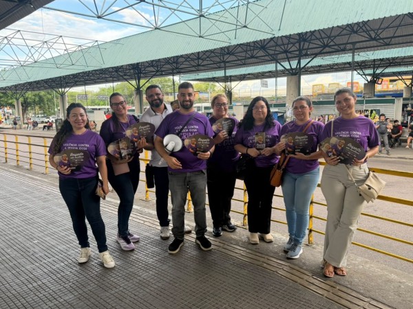 Junho Violeta leva conscientização sobre violência contra idosos ao Terminal 5 em Manaus