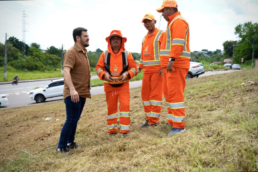 Renato Junior aposta em tecnologia com robô de roçagem para a limpeza de Manaus