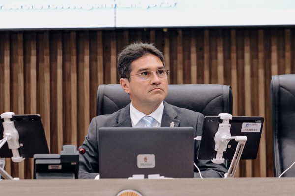 Jander Lobato avança com projeto que proíbe câmeras em áreas privativas de imóveis
