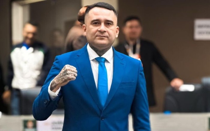 TRE-AM manda Salazar retirar vídeos com IA contra adversários políticos das redes sociais