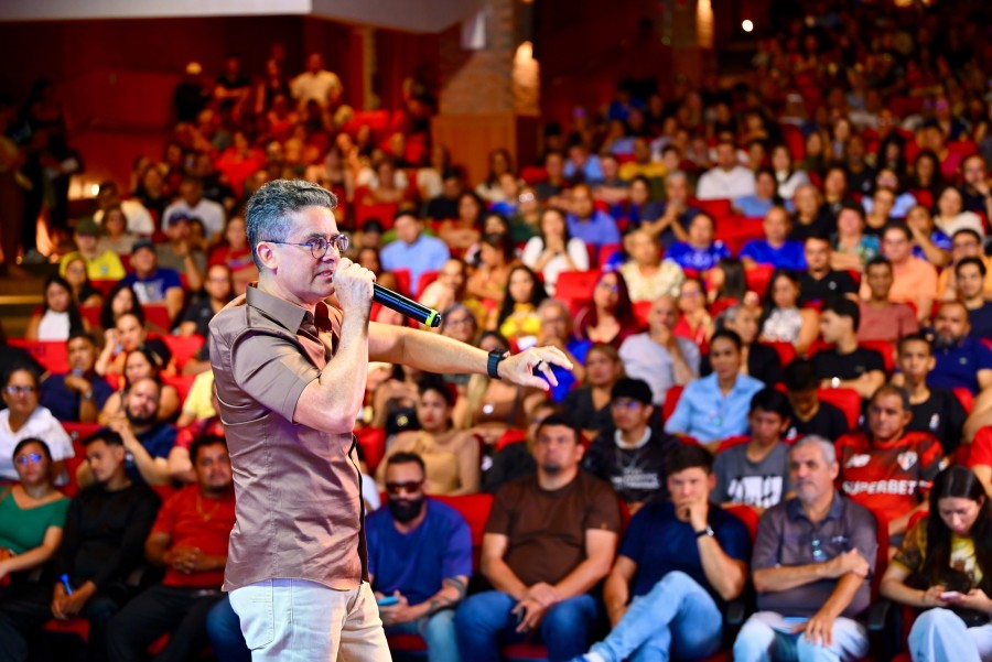 David Almeida reúne artistas e produtores culturais para discutir propostas ao Governo do Amazonas