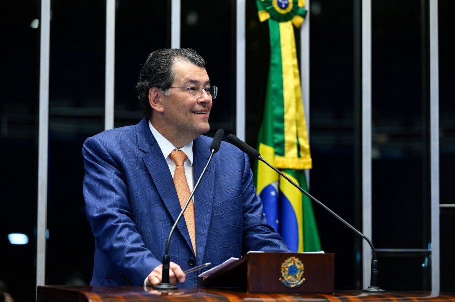 Eduardo Braga comemora aprovação da PEC que cria aposentadoria especial para agentes de saúde