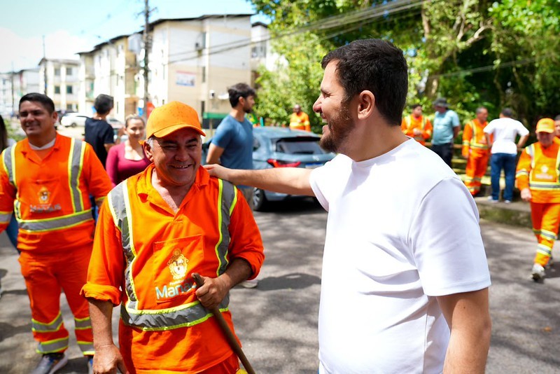 Renato Júnior vistoria obras e atende pedido de morador que aguardava melhorias há 14 anos