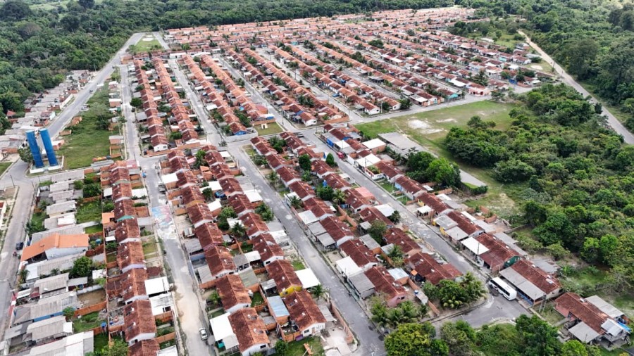 Mateus Assayag destrava regularização que beneficia 890 famílias e anuncia 549 novas moradias