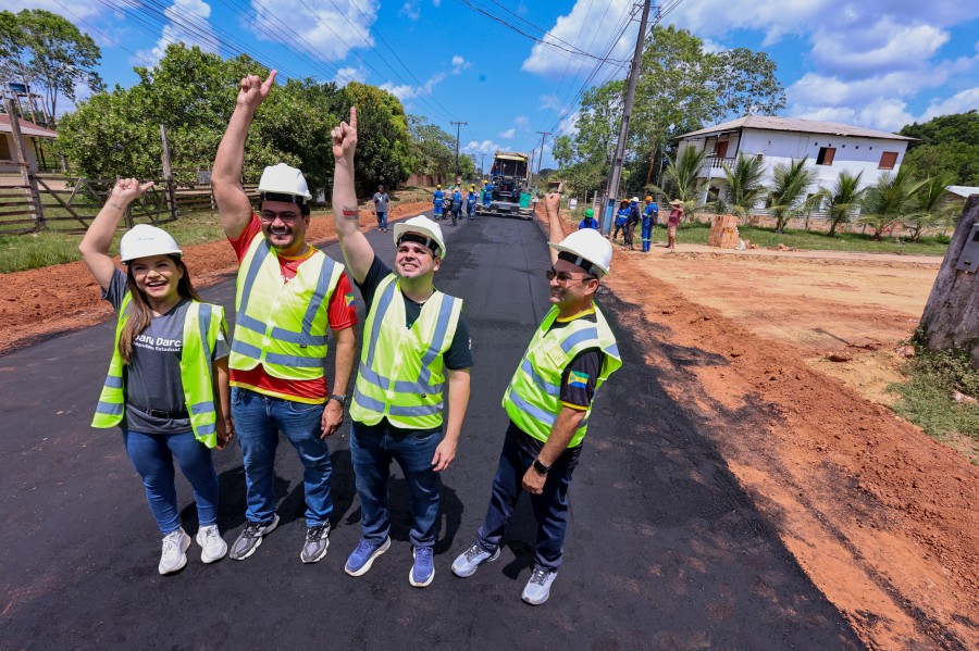 Roberto Cidade vistoria obras de pavimentação que beneficiam 13 ruas em Autazes