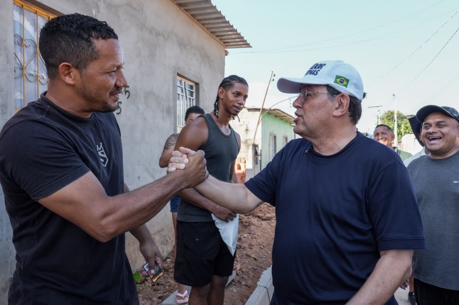 Eduardo Braga retorna ao Cacau Pirêra e reencontra morador que duvidava da obra na Rua 5